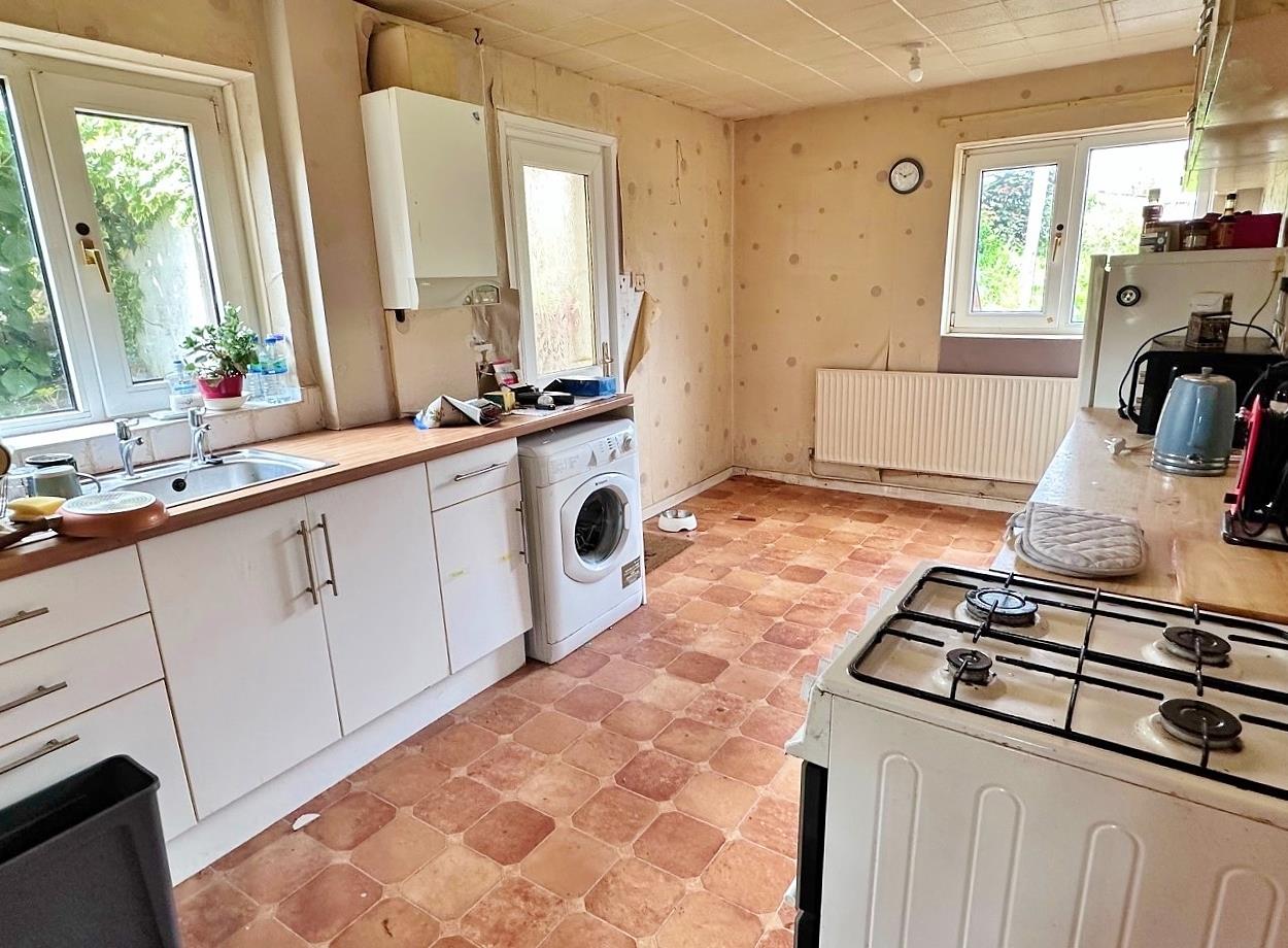 For Sale House End Terrace in Great Cliffe Road, Eastbourne